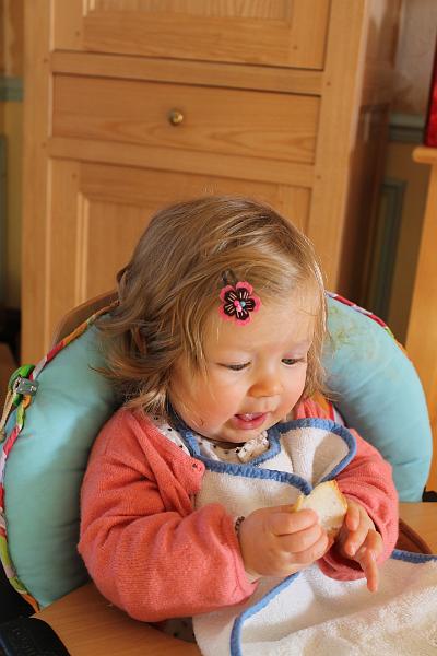 2013-12-14 Zelie mange du pain, les garcons decore le sapin 001.JPG